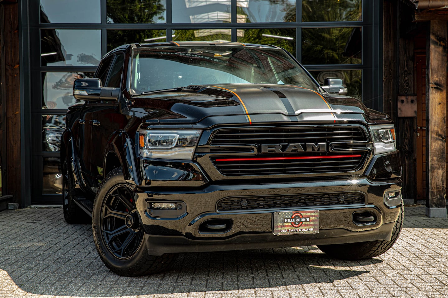 Dodge Ram 1500 - 5.7 V8 4x4 Crew Cab Laramie 5.7 V8 4x4 Crew Cab Laramie - AutoWereld.nl