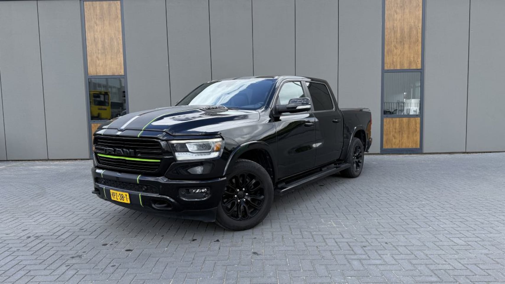 Dodge Ram 1500 - Laramie Night Edition / lease - AutoWereld.nl
