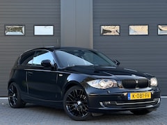 BMW 1-serie - 118i High Executive | Automaat | 18” Sport Velgen | Nw. APK | Stuur en stoelverw. | Carbon look |