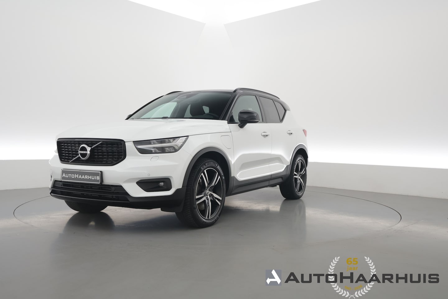 Volvo XC40 - 1.5 T5 Recharge R-Design | RIJKLAAR !! | Adapt. Cruise | Trekhaak | Leder | Camera | Stoel - AutoWereld.nl
