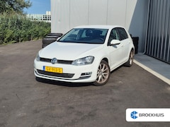 Volkswagen Golf - 1.2 TSI Highline 110PK | Achteruitrijcamera | Parkersensoren Voor/achter | Climate control