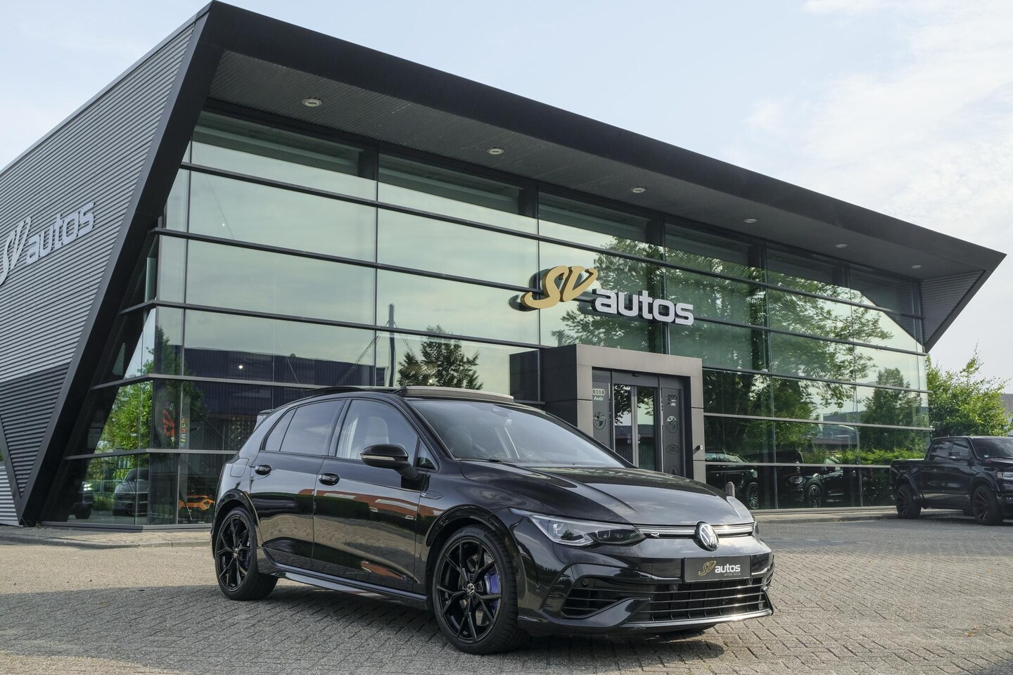 Volkswagen Golf - R 2.0 TSI 320pk 8R 4Motion Performance Akrapovic Panoramadak Black edition IQ light DCC Ca - AutoWereld.nl