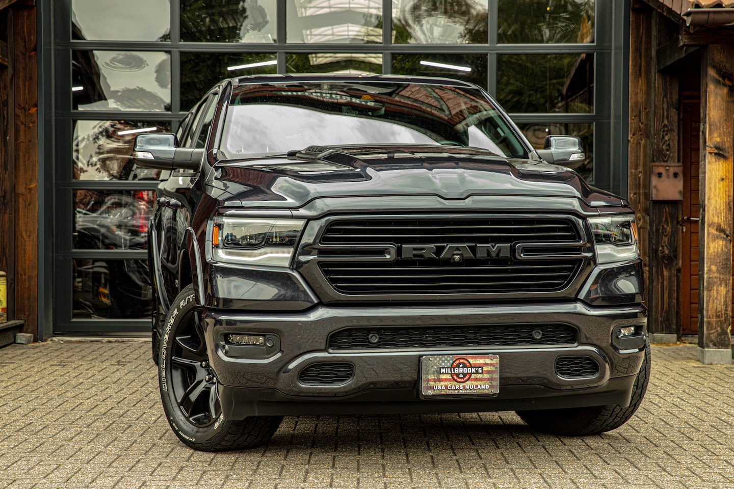 Dodge Ram 1500 - 5.7 V8 4x4 Crew Cab Sport 5.7 V8 4x4 Crew Cab Sport - AutoWereld.nl