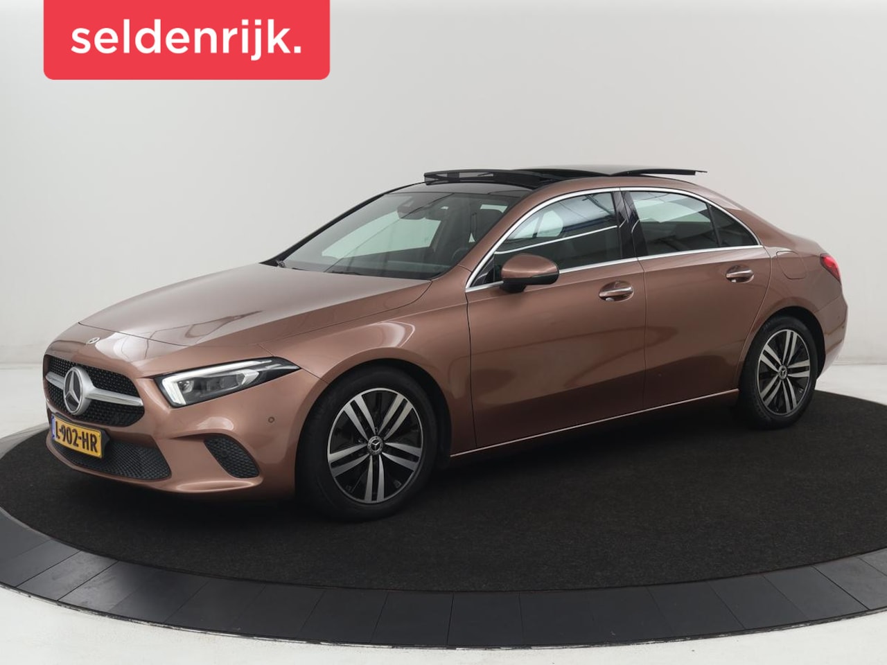 Mercedes-Benz A-klasse - 200 Business Solution Luxury | Trekhaak | Panoramadak | Leder | Memory | Sfeerverlichting - AutoWereld.nl