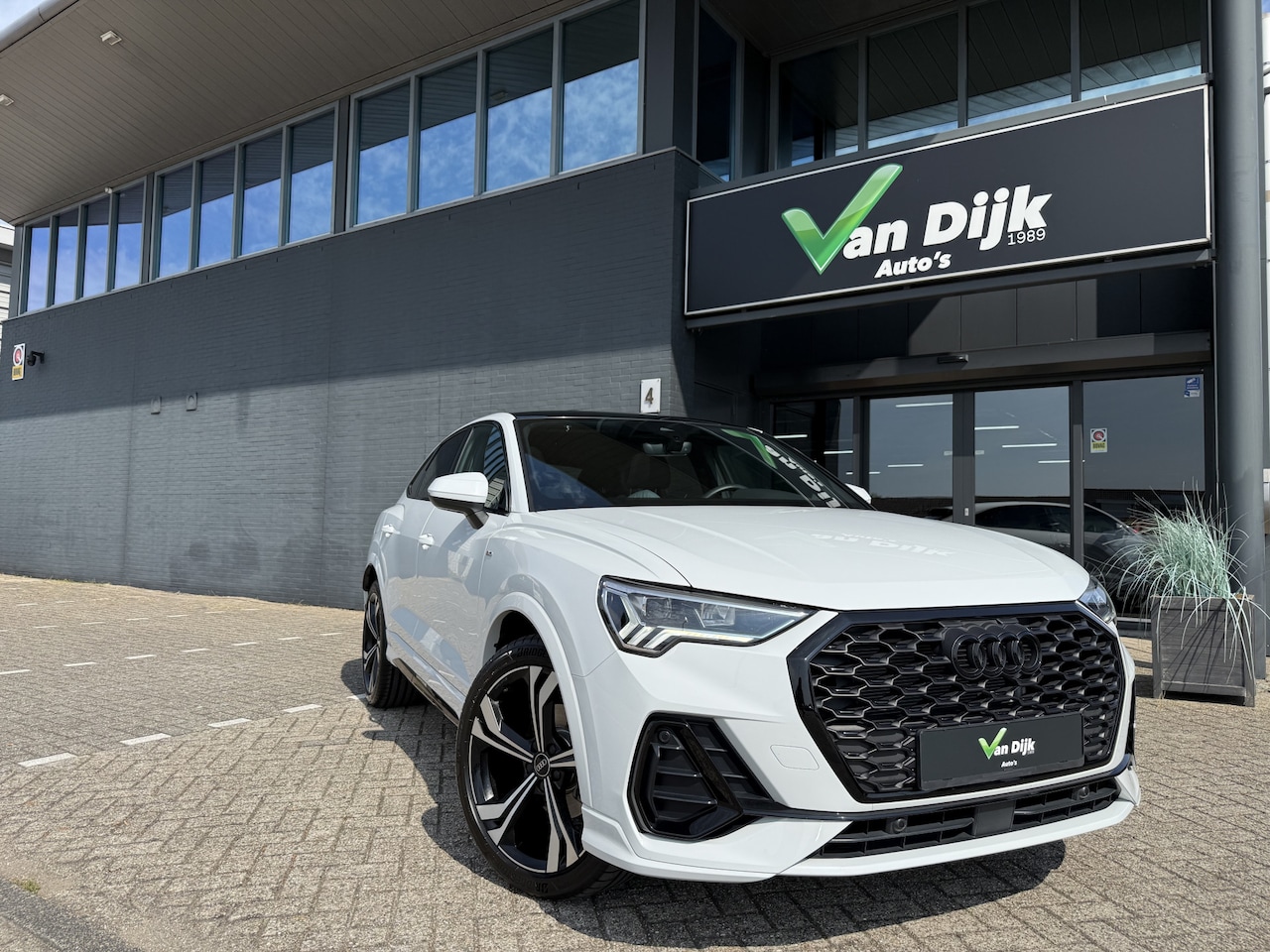 Audi Q3 Sportback - 35 TFSI S-Line Panodak Trekhaak Navi Camera 20Inch Leer - AutoWereld.nl
