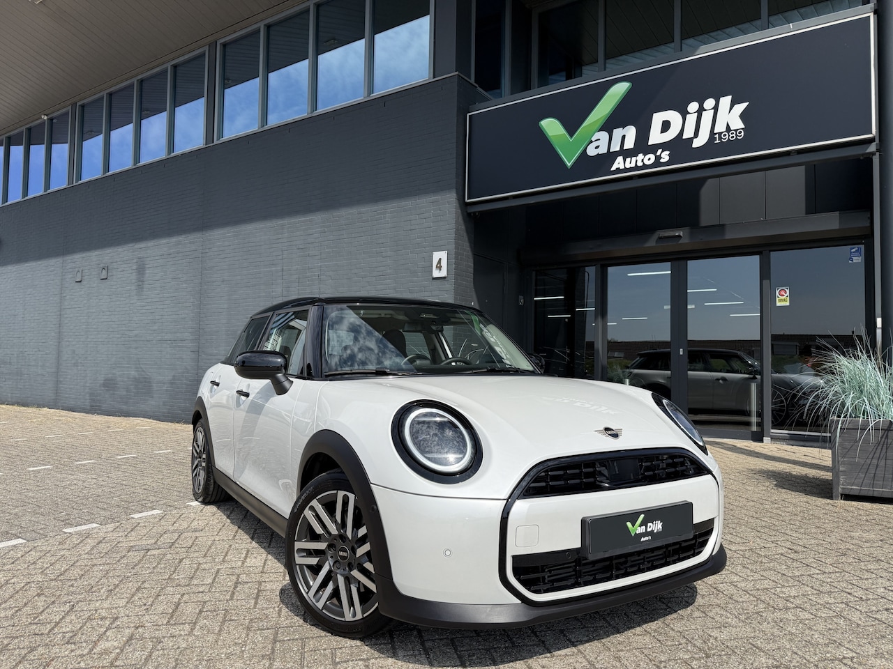 MINI 5-Deurs - 1.5 Cooper C Classic S Navi Camera Pdc Head-Up Alarm - AutoWereld.nl