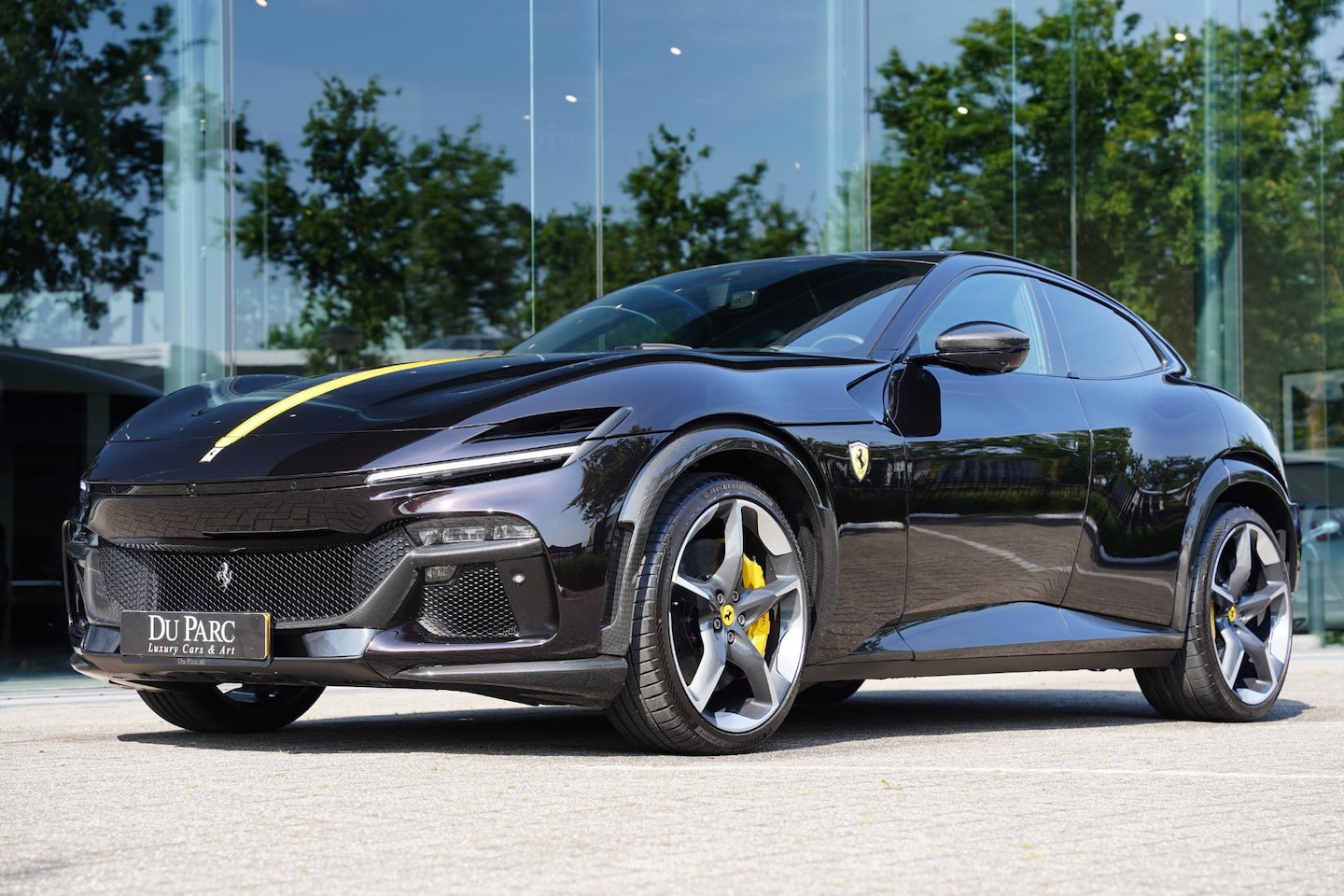 Ferrari Purosangue - 6.5 V12 / Retrofit Steering Wheel / Full Carbon / Electrochromic Roof - AutoWereld.nl