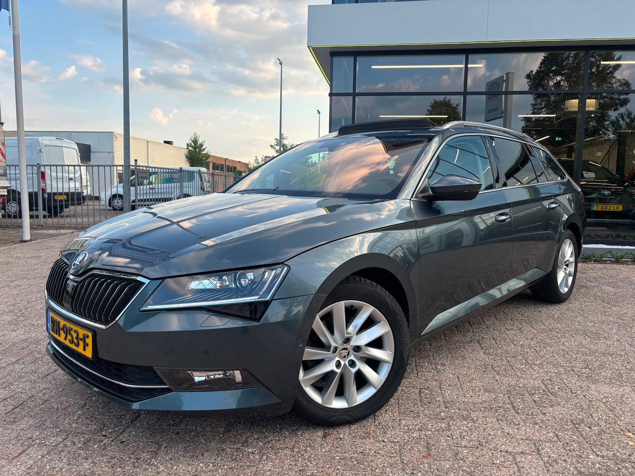 Skoda Superb Combi - 1.4 TSI DSG ACT Style Business|Schuifdak|Alcantara - AutoWereld.nl