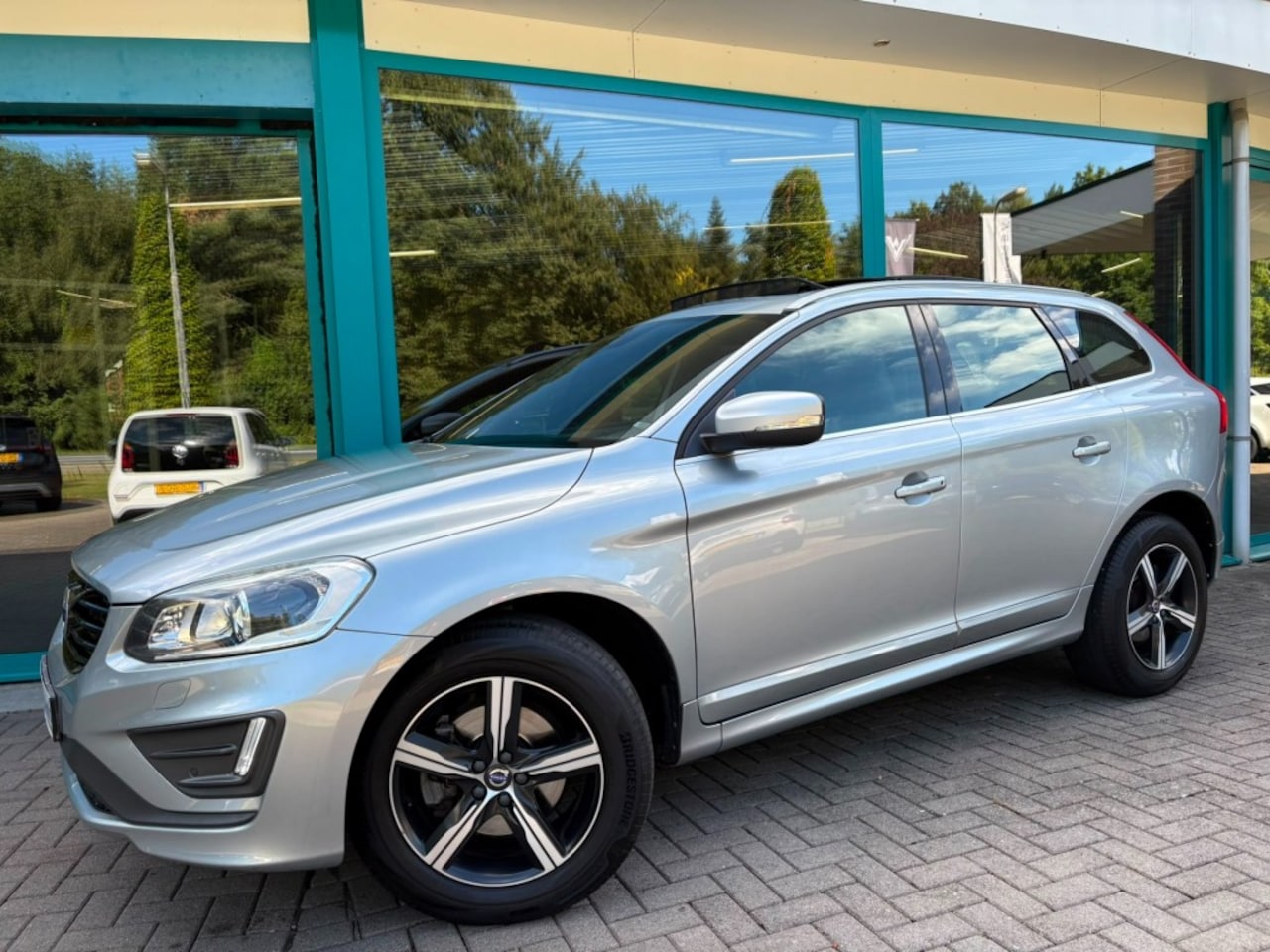 Volvo XC60 - 2.0 T5 245pk FWD R-DESIGN Navi, Camera, Pano, 18Inch, TrHaak - AutoWereld.nl