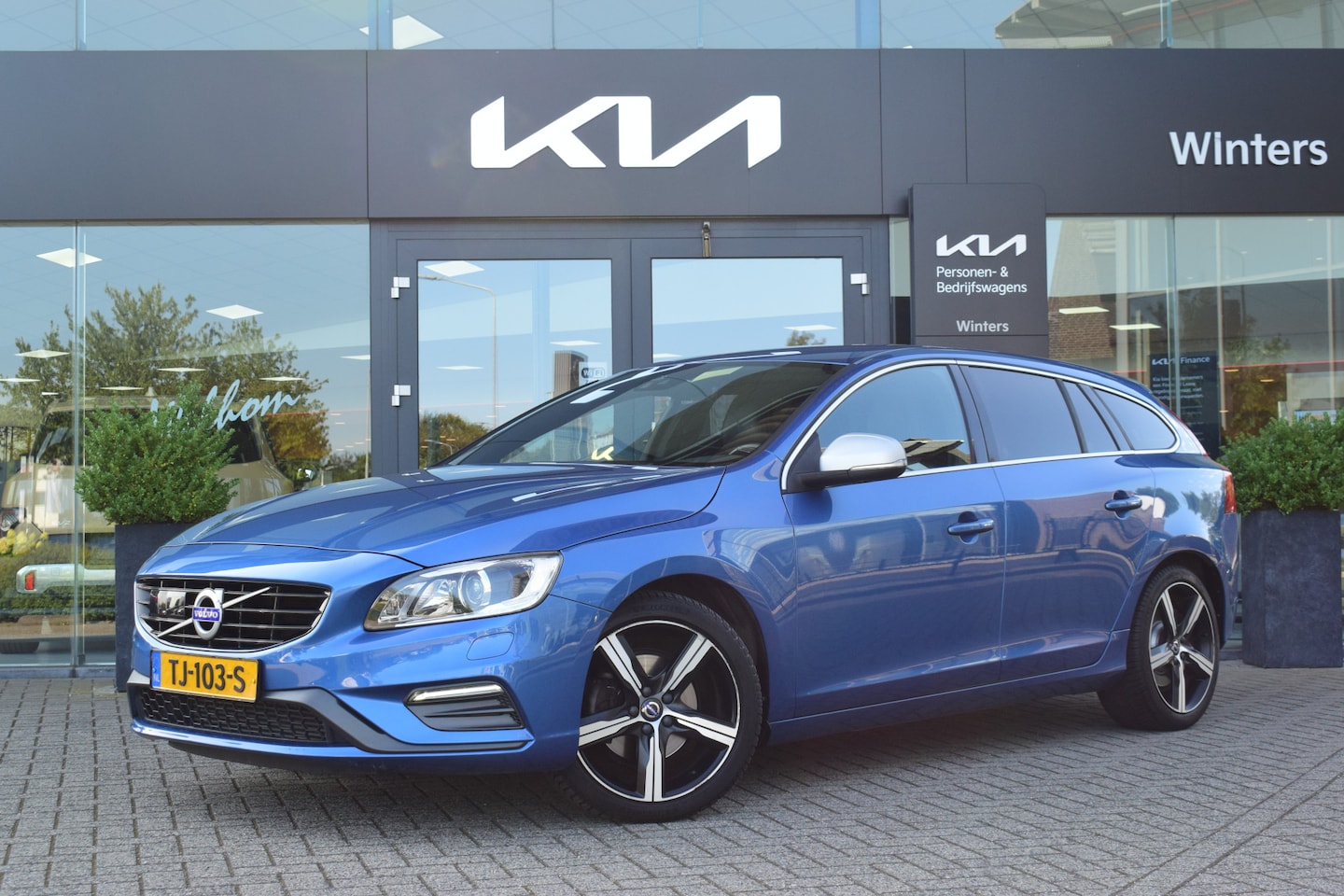 Volvo V60 - 2.0 T4 Business Sport Automaat | Trekhaak | Dodehoek Detectie | Climate + Cruise Control | - AutoWereld.nl