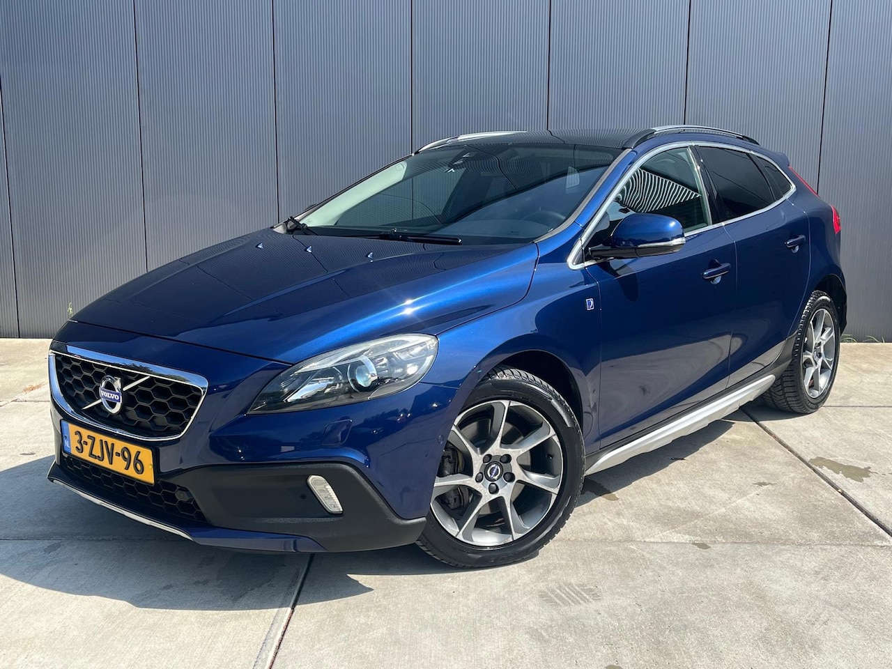Volvo V40 Cross Country - 2.0 D4 Ocean Race Automaat | Camera | Lederen Bekleding | Memory | Panoramadak | Xenon | - AutoWereld.nl