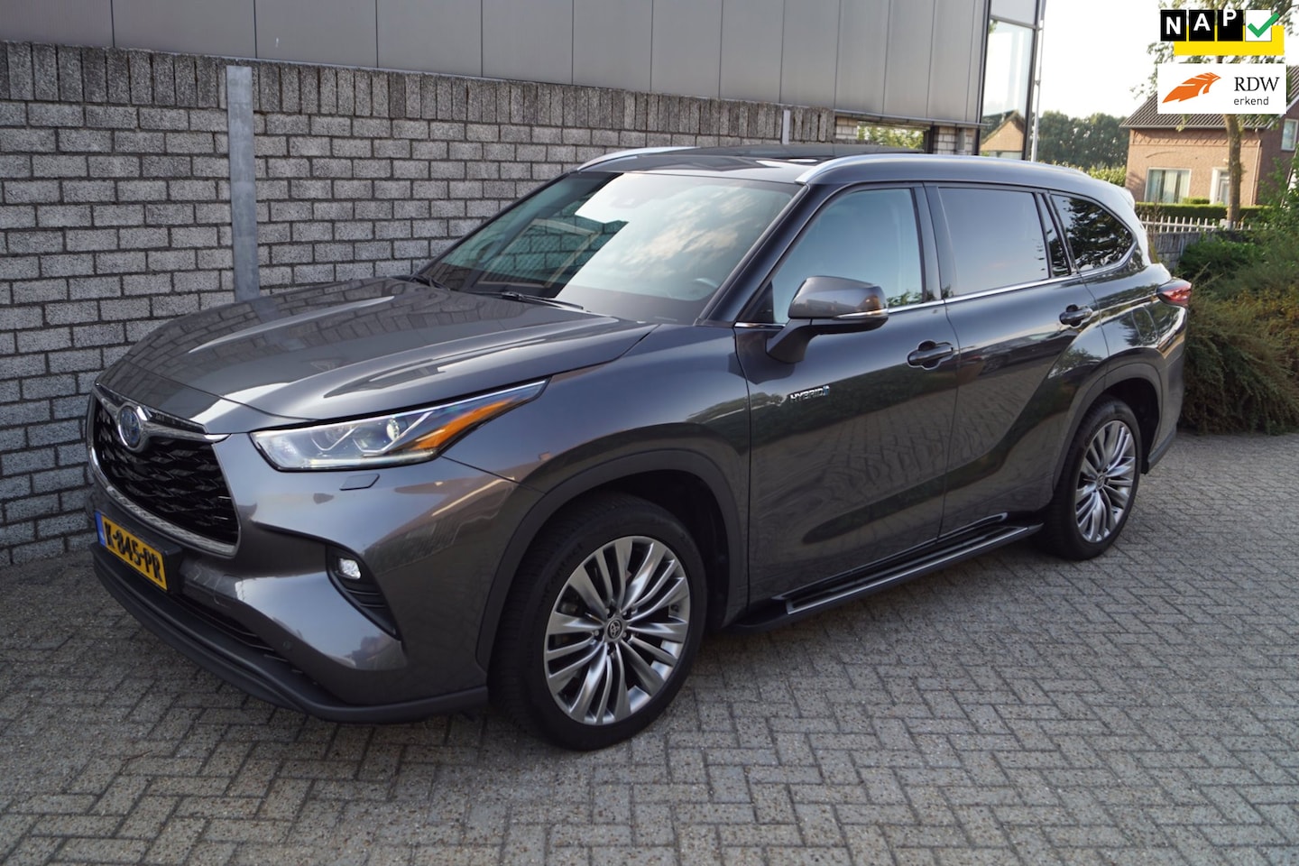 Toyota Highlander - 2.5 AWD Hybrid Executive Autom Panodak 7Pers Leder Navi Camera Clima Adaptieve Cruise 2x P - AutoWereld.nl