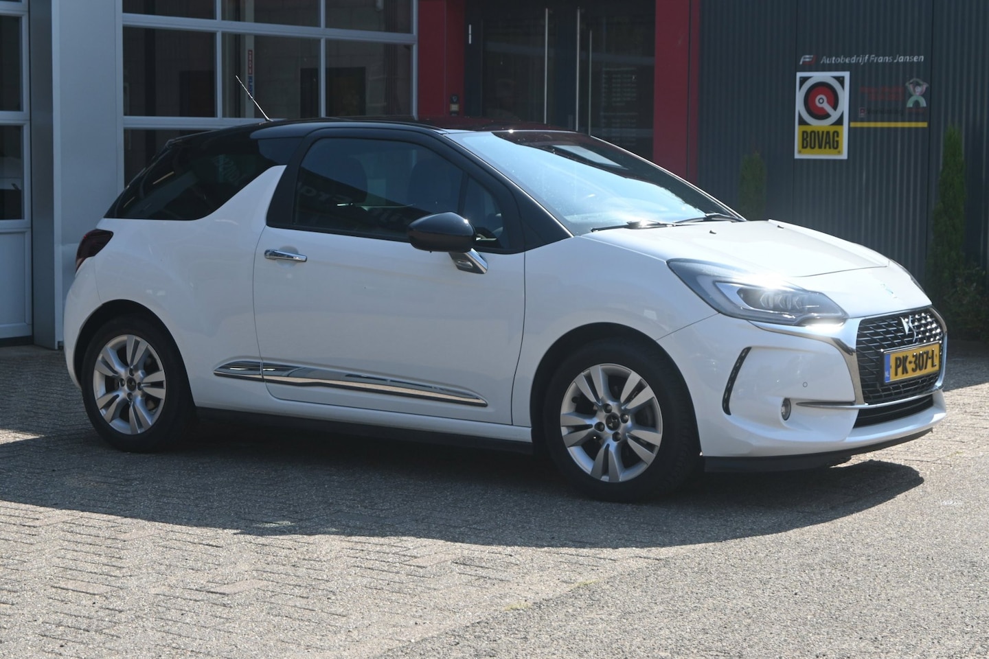 DS 3 - 1.2 PureTech So Chic 110pk | Sportstoelen | LED | Navi | HiFi | Camera - AutoWereld.nl