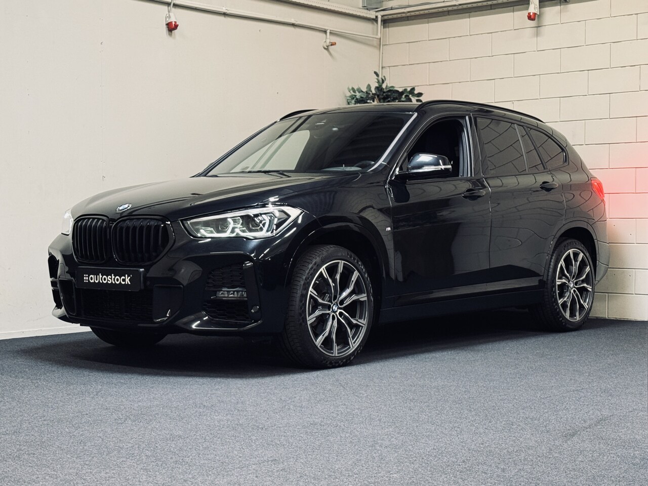 BMW X1 - sDrive18i High Exe. M-Sport | 19" | Leder | Trekhaak - AutoWereld.nl