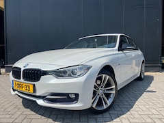 BMW 3-serie - 320i Sport '14 Aut/Dakje/18'Lmv/OrgNl/ZrMooi