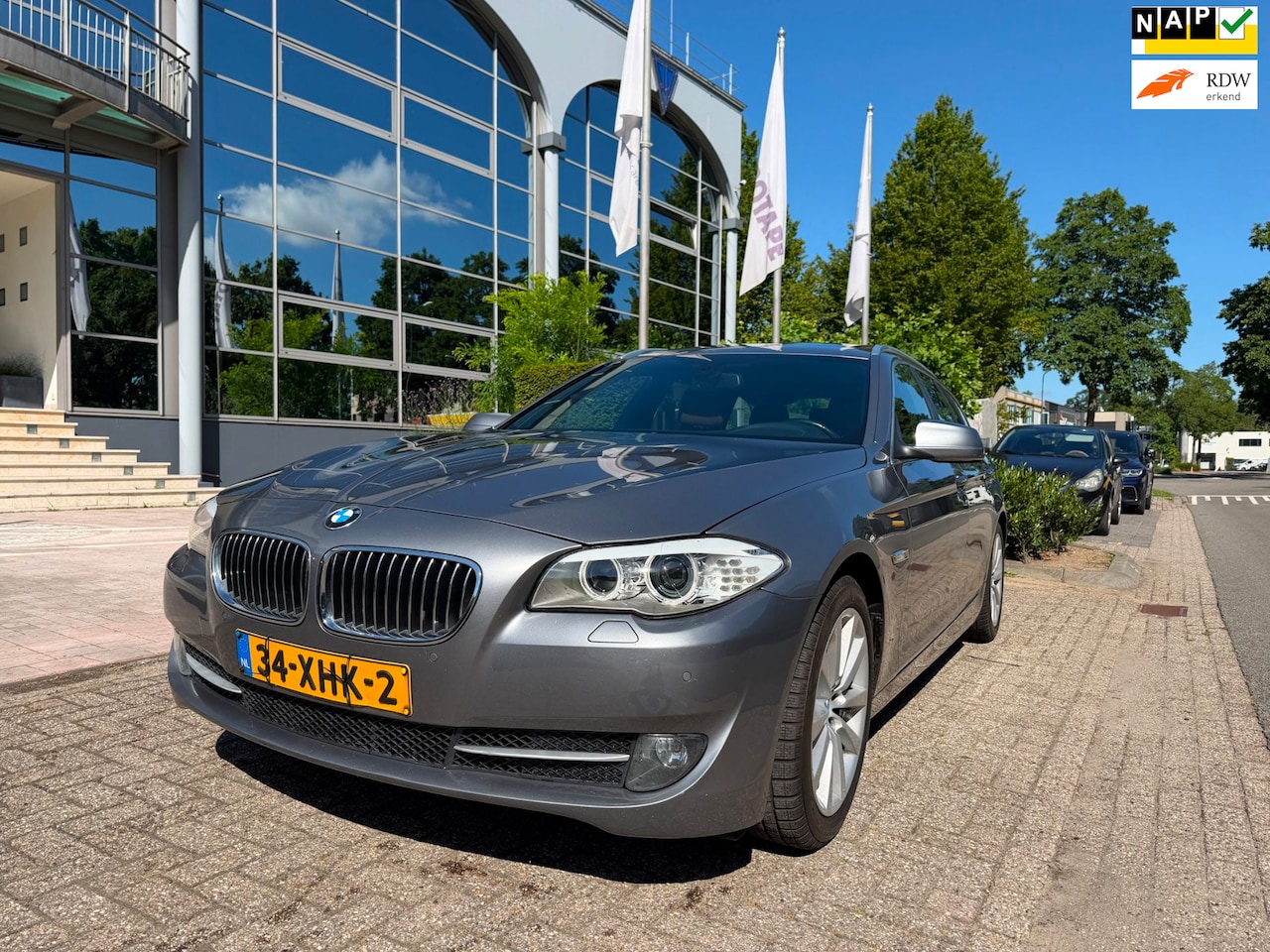 BMW 5-serie Touring - 520i High Executive aut ,panod.,leer,navi,trekh - AutoWereld.nl