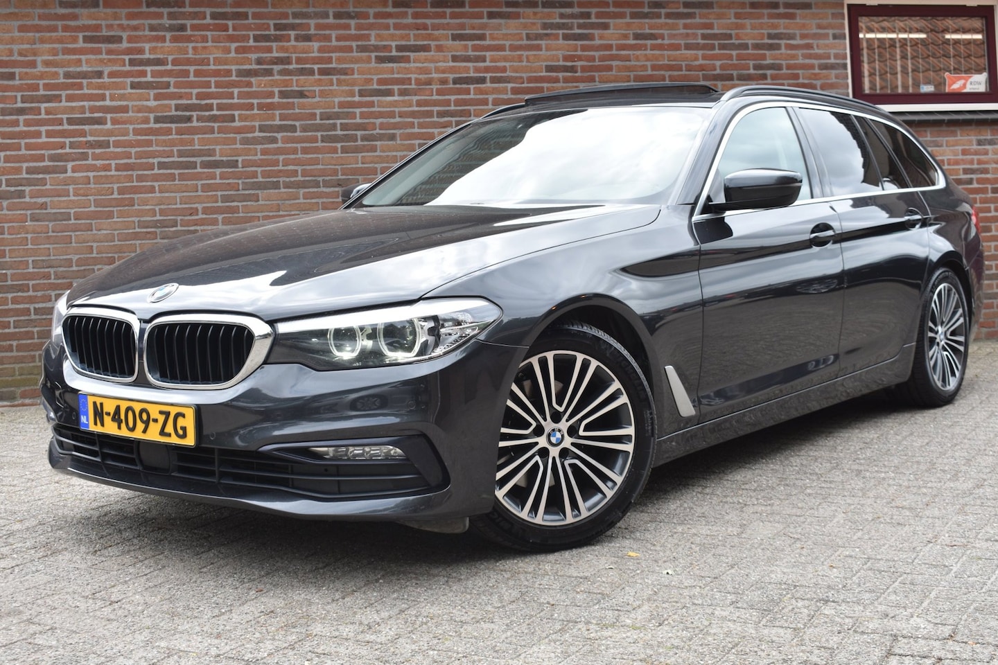 BMW 5-serie Touring - 520d High Executive '18 Pano LED Clima Navi Cruise - AutoWereld.nl