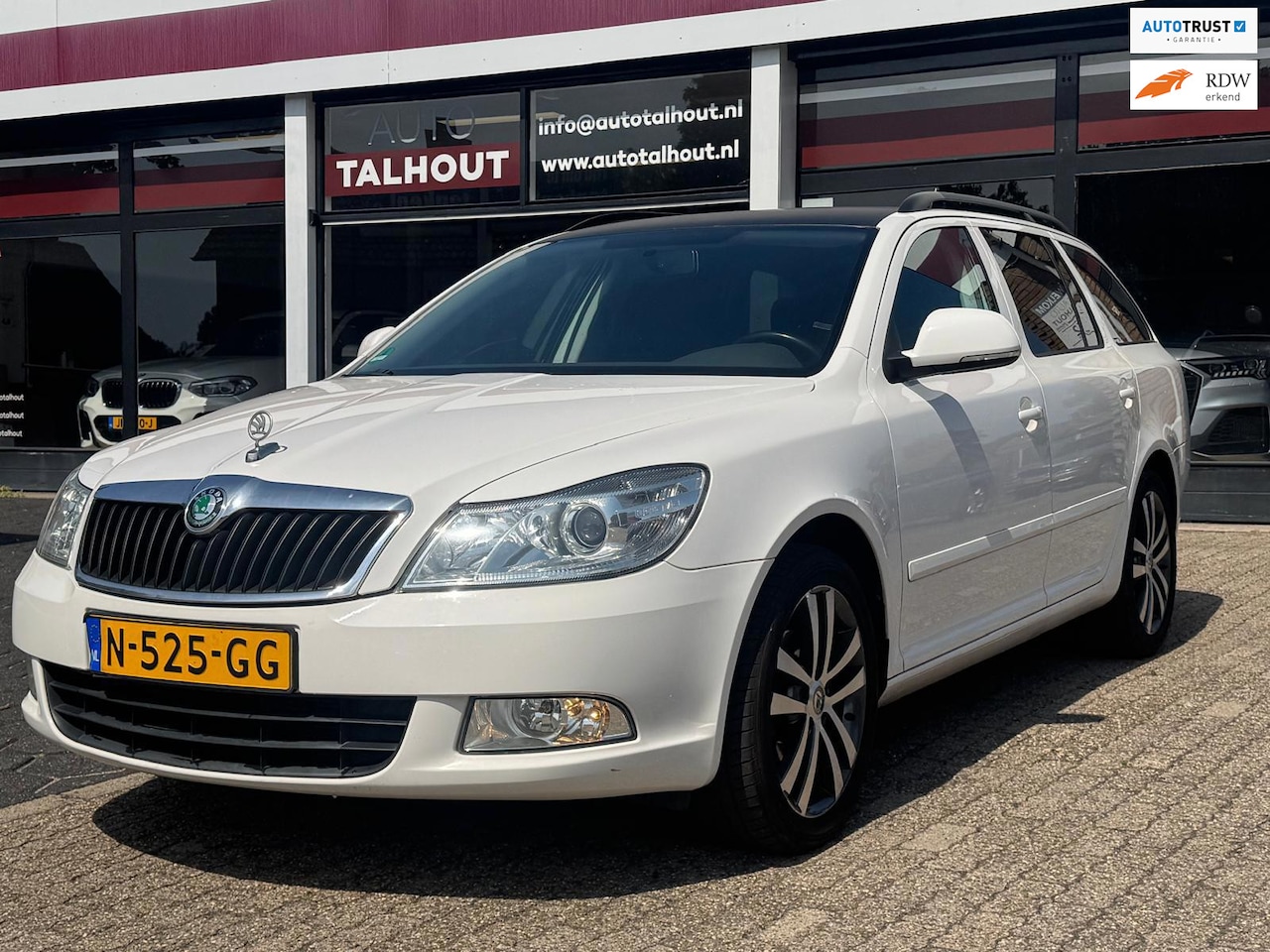 Skoda Octavia Combi - 1.2 TSI Elegance - TREKHAAK, NAVIGATIE, CRUISE CONTROL, AIRCO - AutoWereld.nl