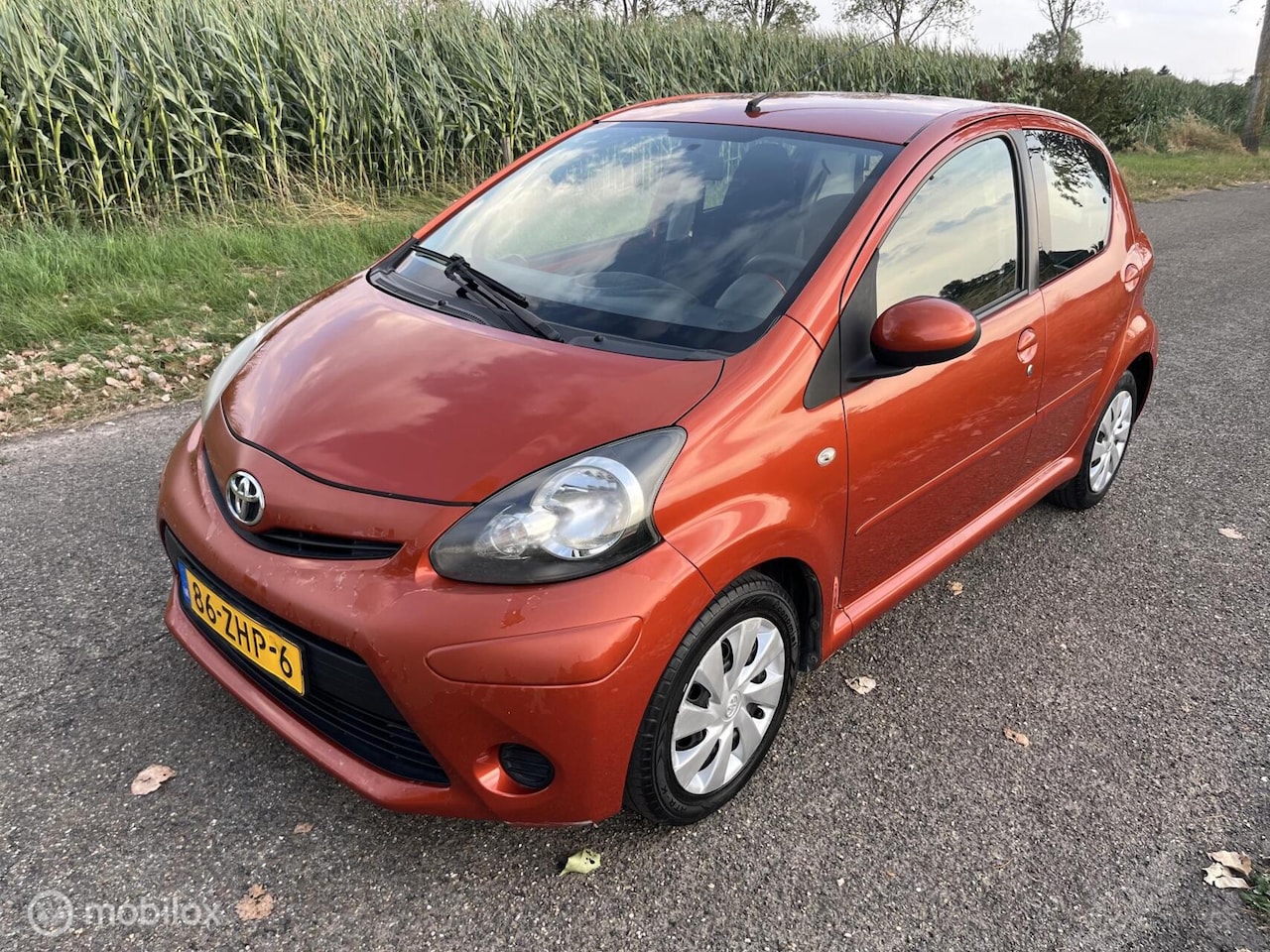 Toyota Aygo - 1.0 VVT-i Comfort Orange Airco/5 Drs/Apk 8-2027 - AutoWereld.nl