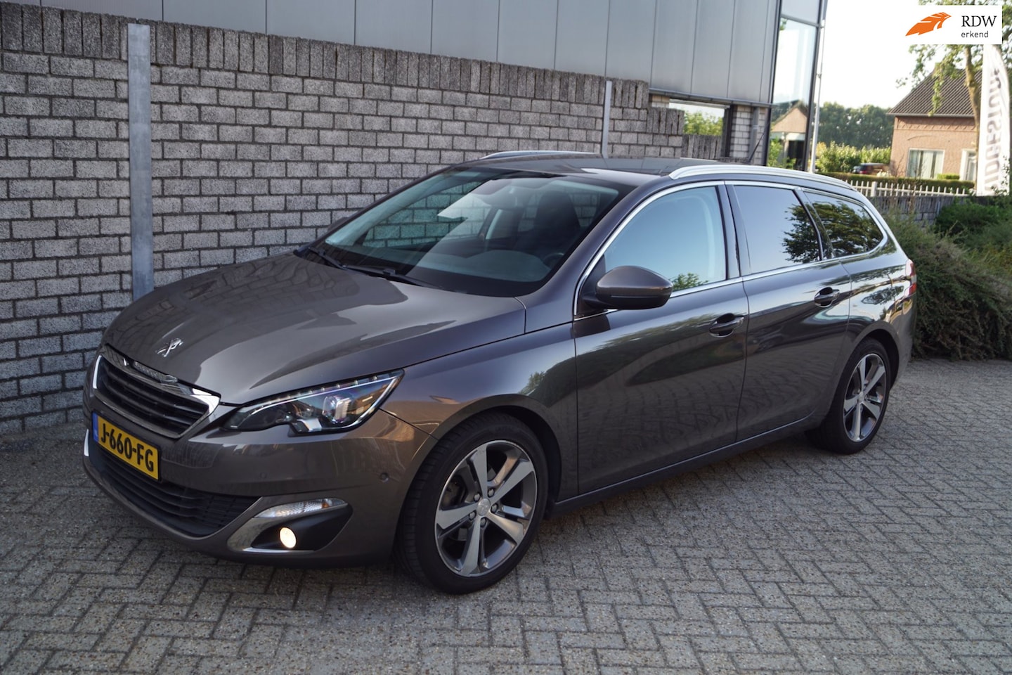Peugeot 308 SW - 1.2 PureTech Blue Lease Premium Sportst Stoelverw Navi Camera Clima Cruise DAB Sfeerverl 2 - AutoWereld.nl