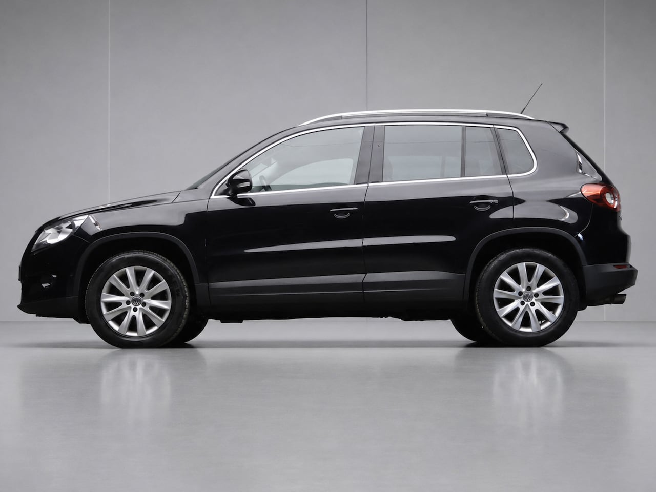 Volkswagen Tiguan - 2.0 TSI Sport&Style 4Motion (NAVI,LED,CRUISE,SPORTSTOELEN,PDC,CLIMATE,LM VELGEN,GETINT,NET - AutoWereld.nl