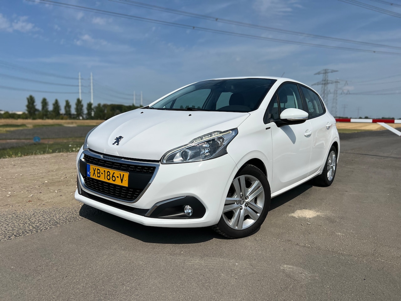 Peugeot 208 - 1.2 PureTech Signature Peugeot 208 1.2 PureTech (2018) – Apple CarPlay | Airco | PDC | Nieuwe Distributie & Bande - AutoWereld.nl