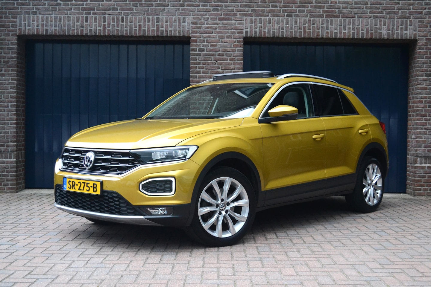 Volkswagen T-Roc - 1.0 TSI Style Sport | Panoramadak | Led | Trekhaak | Clima | Adaptive Cruise - AutoWereld.nl