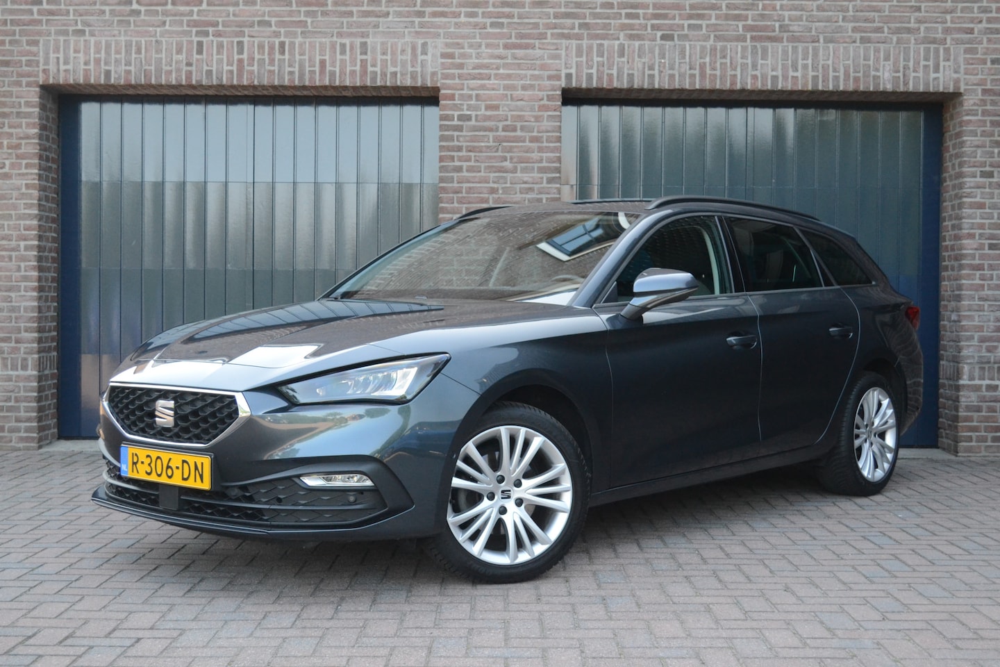SEAT Leon Sportstourer - 1.0 TSI Style Business Intense | Trekhaak | Virtual | Camera | Carplay/Android Auto - AutoWereld.nl