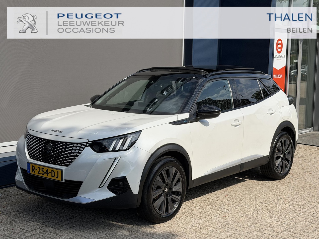Peugeot e-2008 - EV GT Pack 50 kWh | Schuif-Kanteldak | Stoelverwarming | FULL LED koplampen | Achteruitrij - AutoWereld.nl