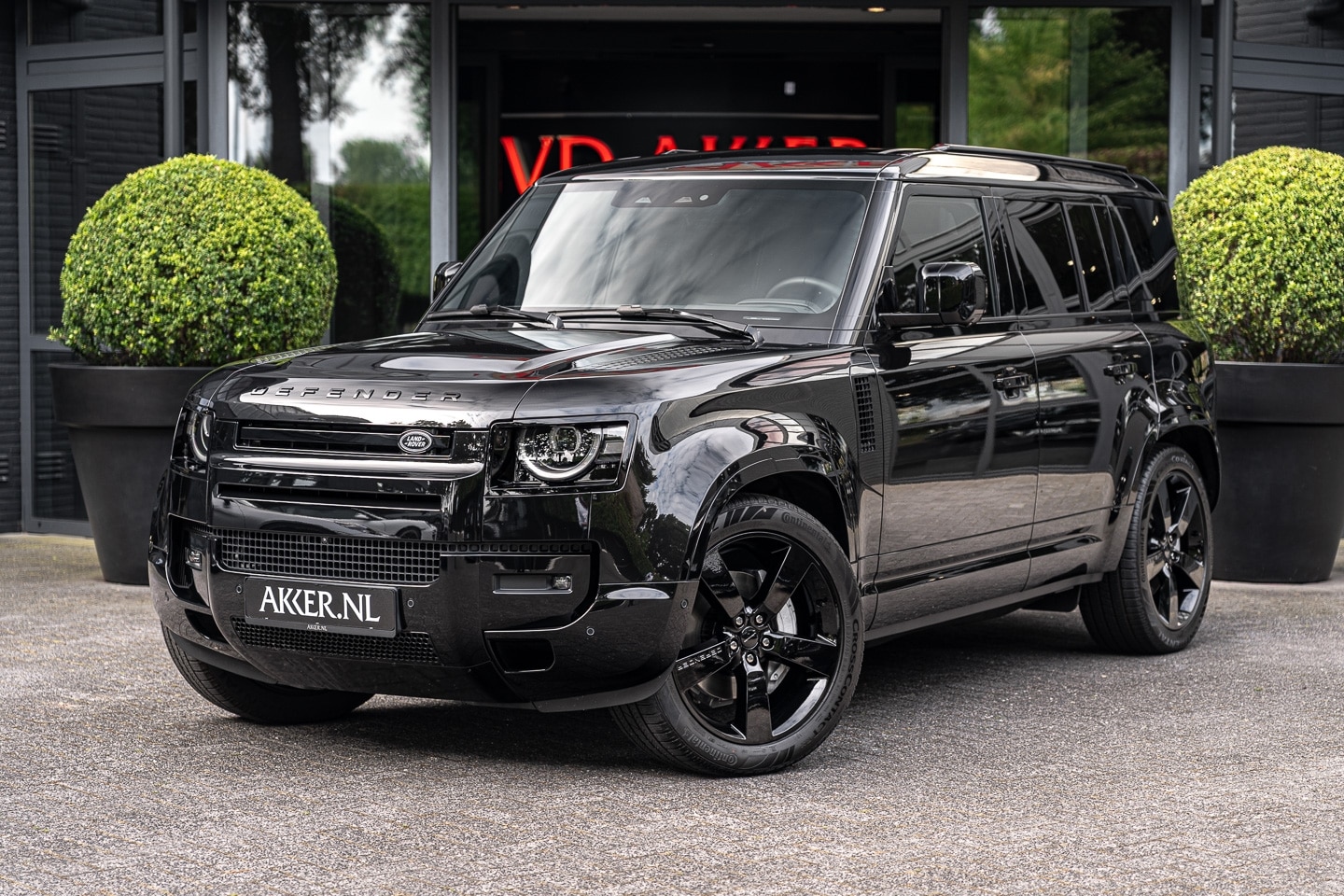 Land Rover Defender 110 - LANDROVER P300e X-Dynamic HSE | Head-up | Black Pack | Trekhaak | 22 Inch | Matrix LED - AutoWereld.nl