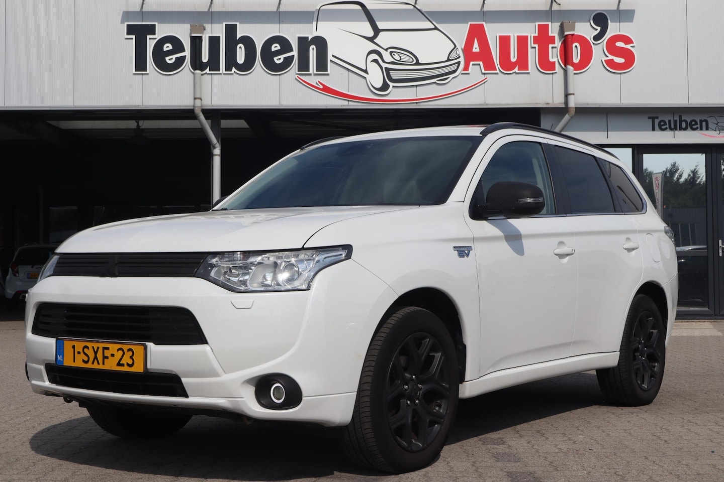 Mitsubishi Outlander - 2.0 PHEV instyle+ | Schuifdak | Leder | Camera | Trekhaak | Climate control | Cruise contr - AutoWereld.nl