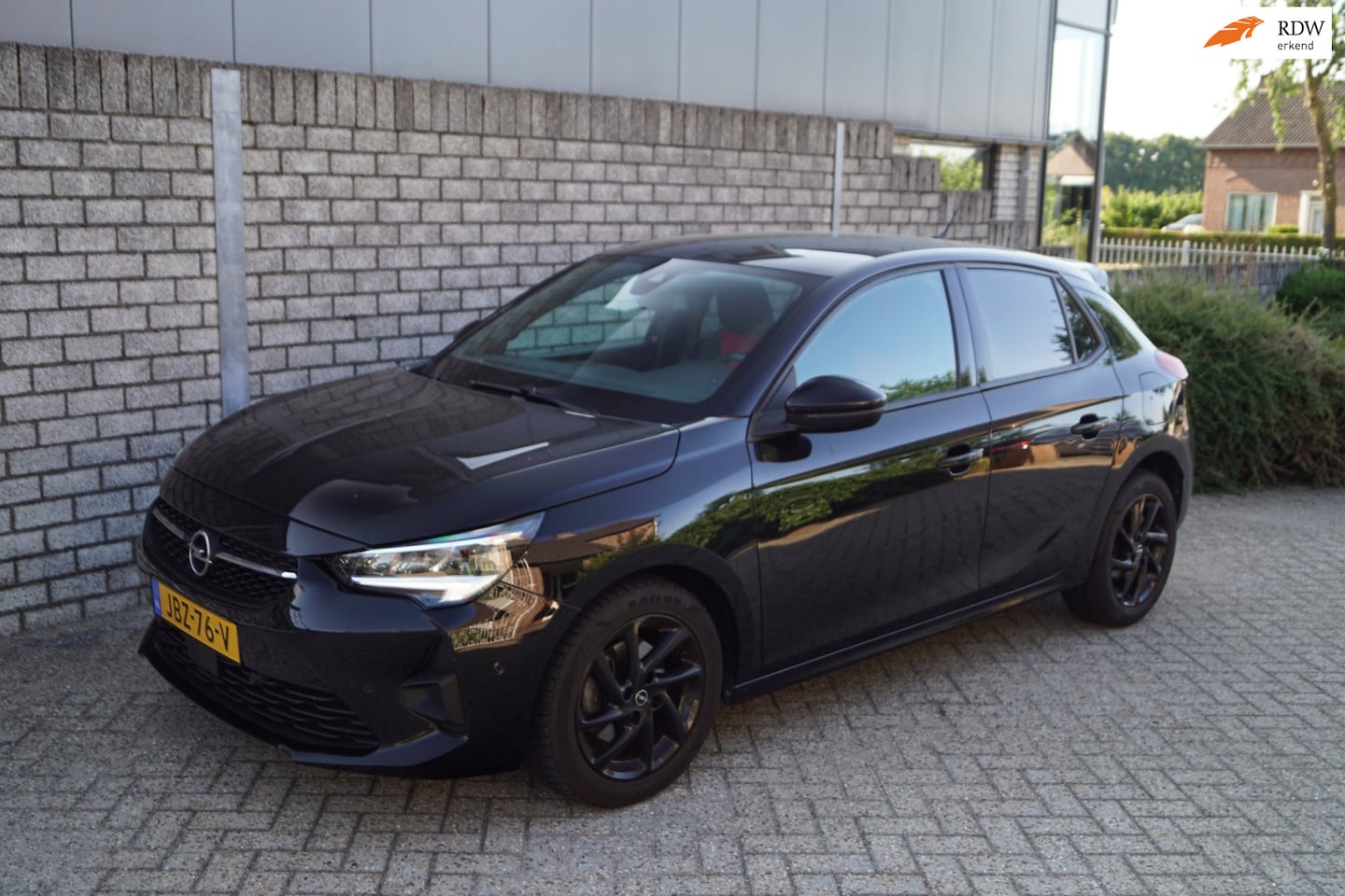 Opel Corsa - 1.2 GS Line 5 DRS Sportst Stoelverw Half Leder/Stof Navi Camera Airco Cruise Apple Carplay - AutoWereld.nl