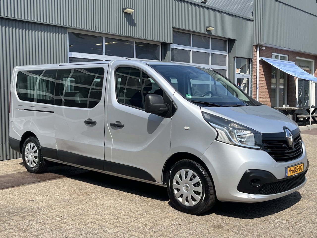 Renault Trafic Passenger - 1.6 dCi Euro 6 BTW / BPM vrij marge Lengte 2 9-Persoons Airco Cruise control Navigatie PDC - AutoWereld.nl