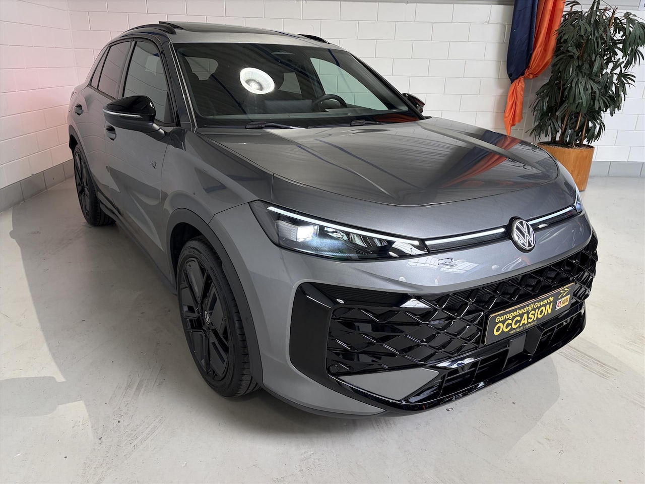 Volkswagen T-Roc - 1.5 eTSI 150pk DSG7 R-Line First Edition. Pano, Led, VOL! - AutoWereld.nl