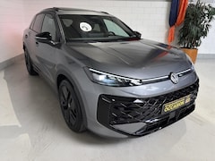 Volkswagen T-Roc - 1.5 eTSI 150pk DSG7 R-Line First Edition. Pano, Led, VOL