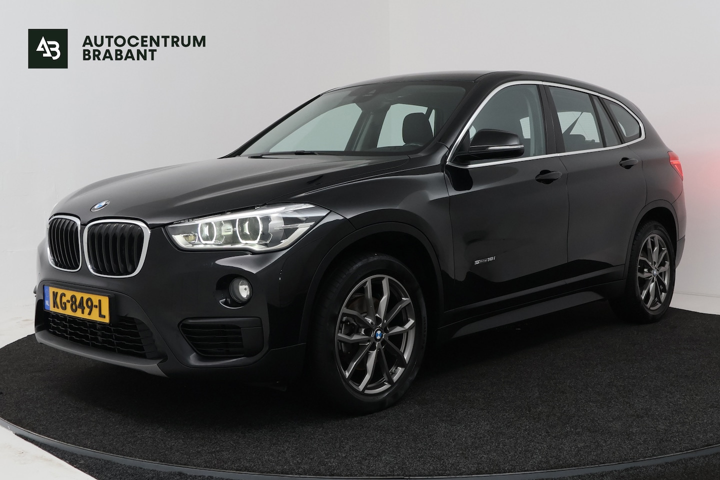 BMW X1 - SDrive18i Centennial Executive (CAMERA, NAVIGATIE, HEAD-UP DISPLAY, DEALER ONDERHOUDEN) - AutoWereld.nl