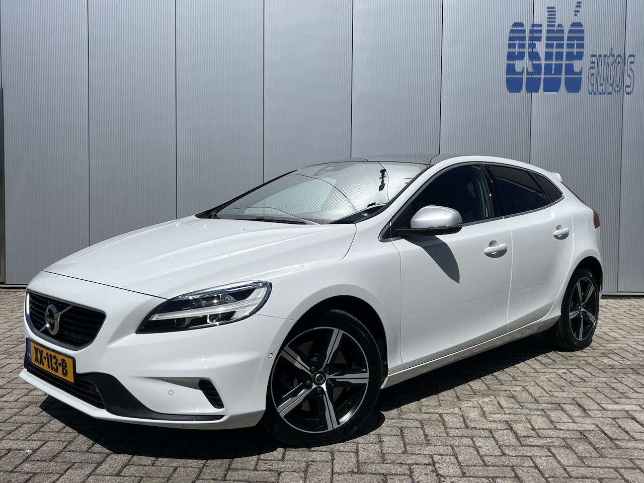 Volvo V40 - 1.5 T3 Automaat R-Design Polar + Sport Panoramadak Navigatie Camera Harman Kardon Audio Ke - AutoWereld.nl
