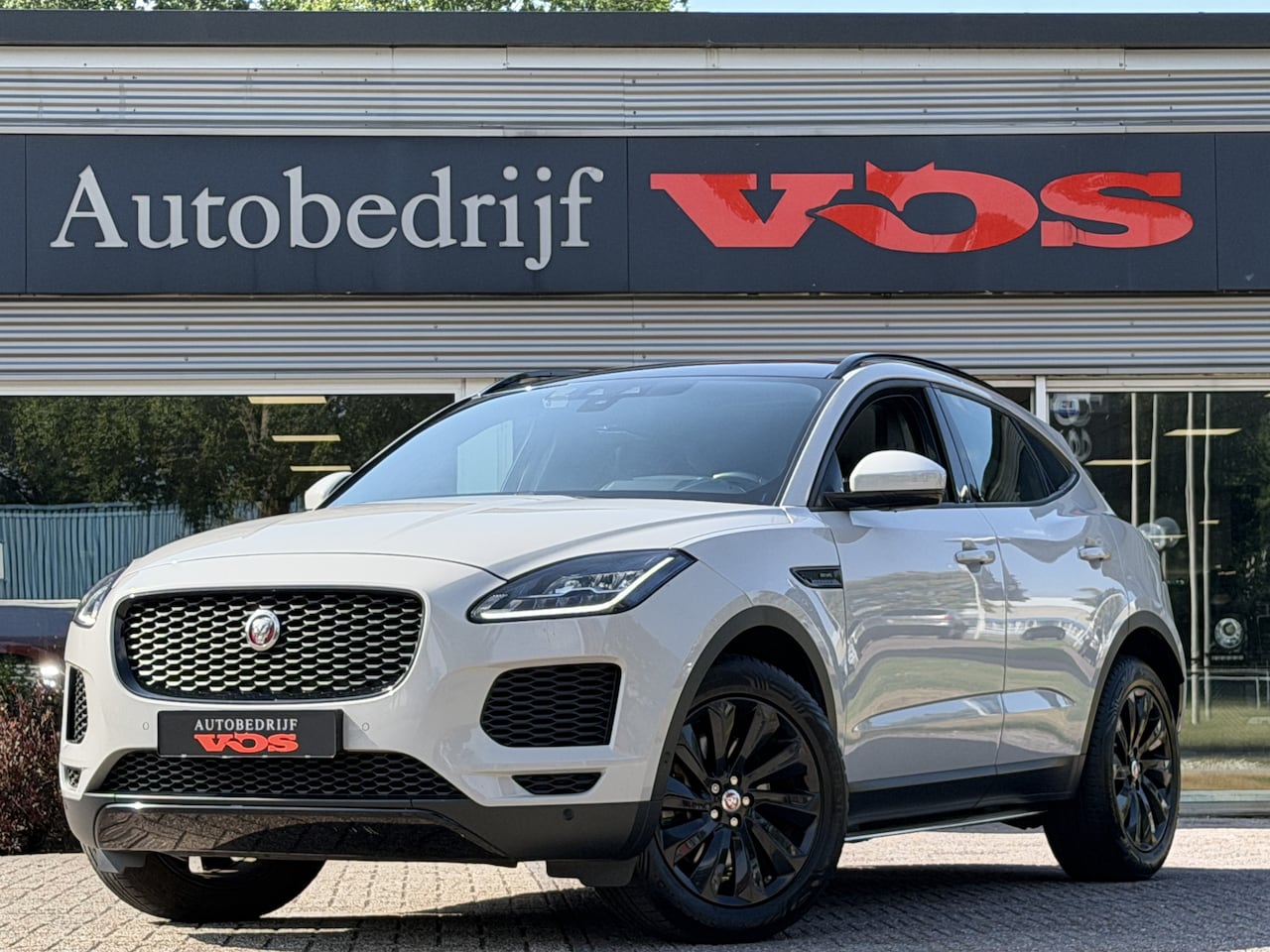 Jaguar E-Pace - 2.0 P250 AWD S | Panodak | HUD | Leder | Meridian - AutoWereld.nl