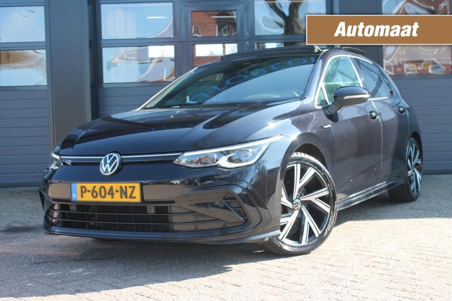 Volkswagen Golf - 1.5 ETSI R-LINE BNS Automaat / Panorama dak / Camera - AutoWereld.nl