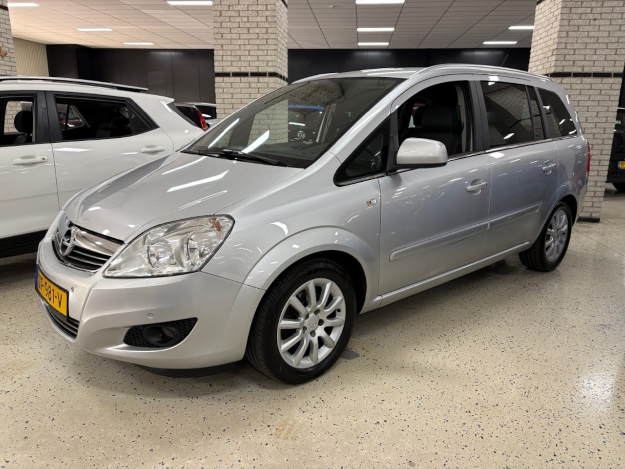 Opel Zafira - 1.6i 7 Persoons Navigatie Trekhaak Airco Leder PDC - AutoWereld.nl