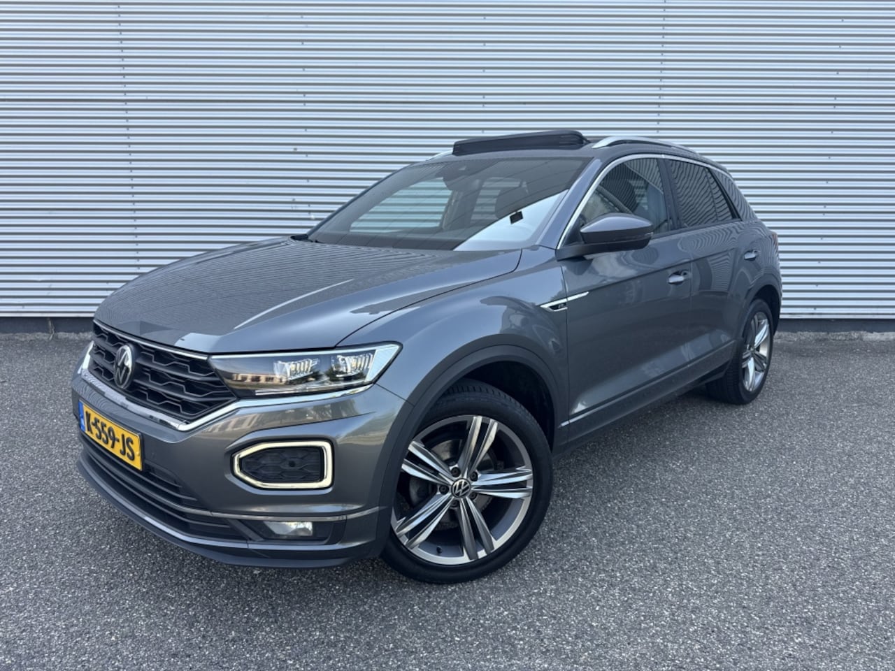Volkswagen T-Roc - 1.5 TSI Sport Bns R-line NAP Automaat Pano BTW Camera Keyless Carplay - AutoWereld.nl