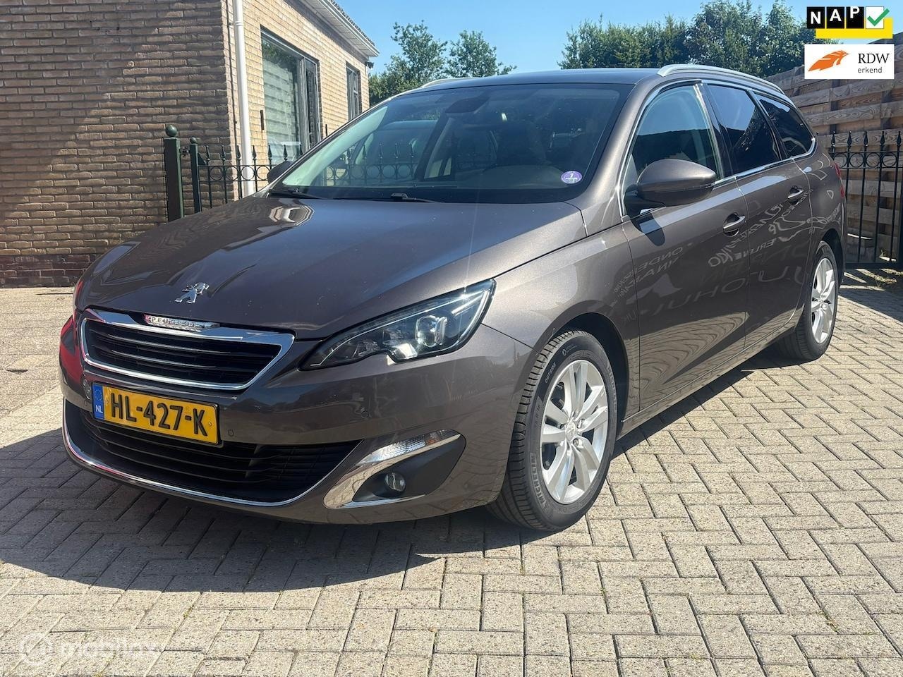 Peugeot 308 SW - 1.2 PureTech Blue Lease Premium | trekhaak | cruise | clima | panoramadak | nw apk | nette - AutoWereld.nl