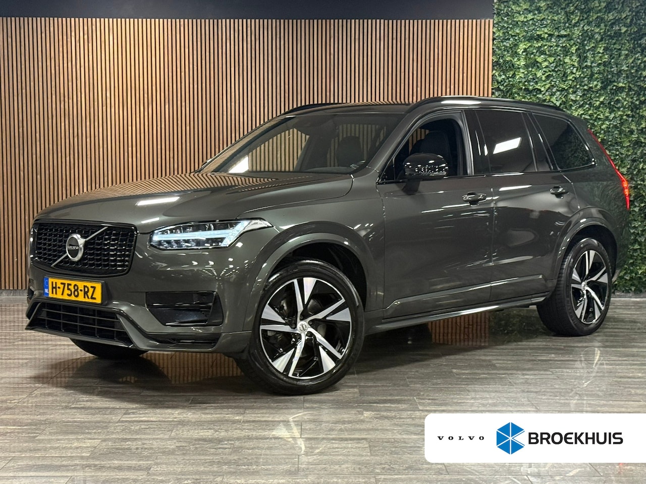 Volvo XC90 - 2.0 B5 AWD R-Design | Pine Grey! | Trekhaak | Adaptieve Cruise Control | Stoelverwarming | - AutoWereld.nl