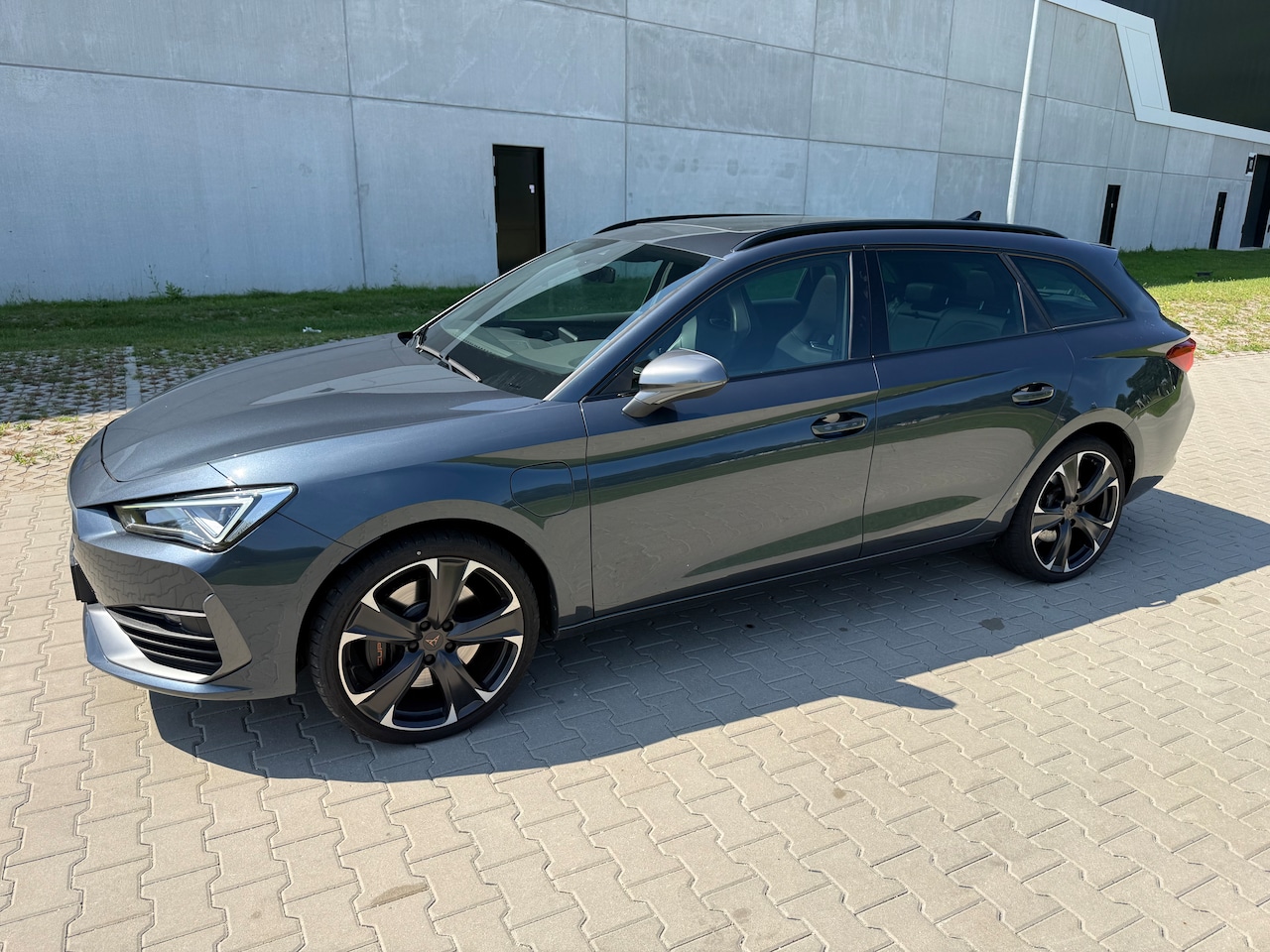 CUPRA Leon Sportstourer - 1.4 e-Hybrid Adrenaline Panoramadak, afneembare trekhaak, stuurverwarming - AutoWereld.nl