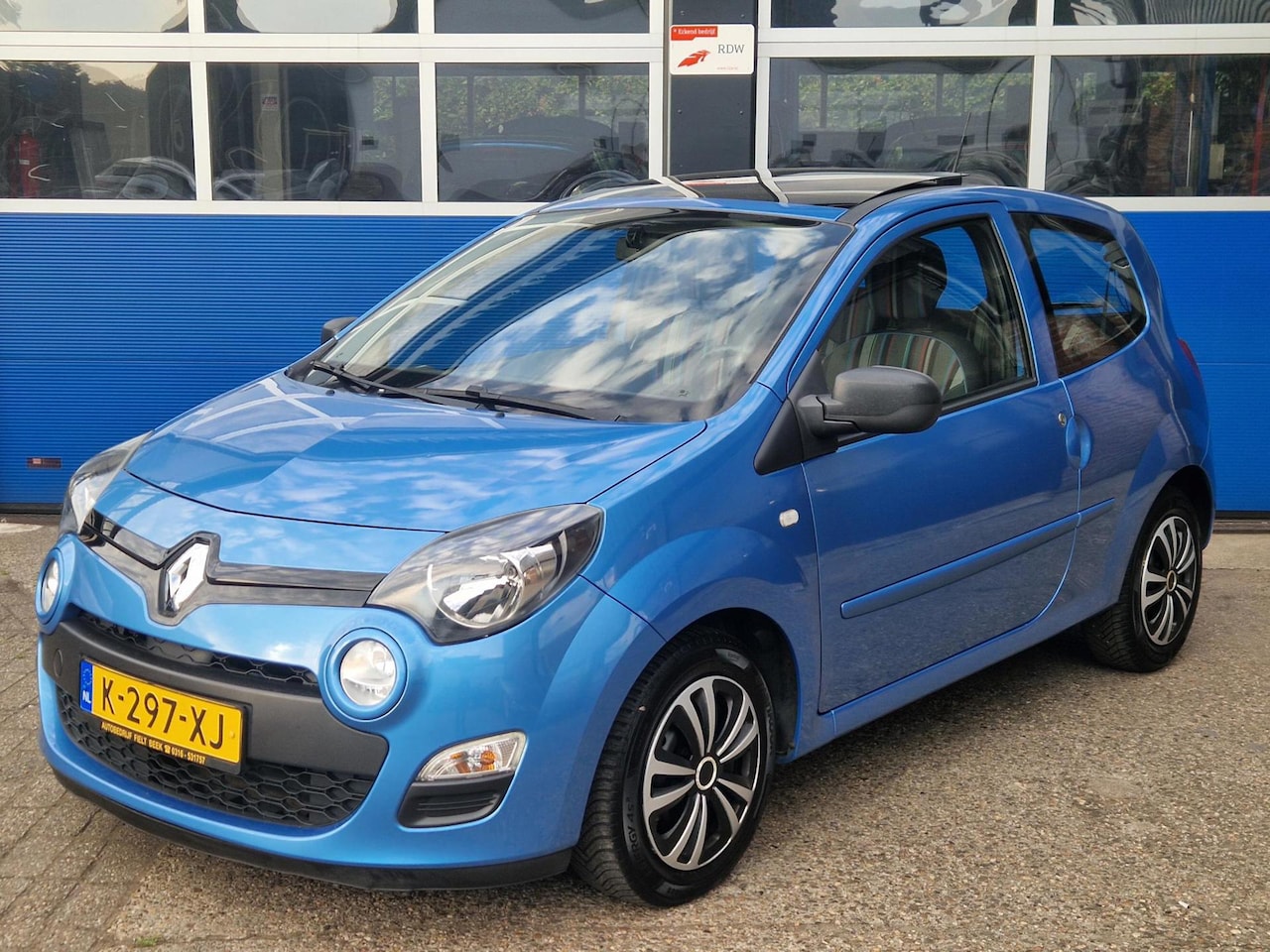 Renault Twingo - 1.2 16V Parisienne / Schuif Kandeldak / Panoramadak / Bluetooth / Radio-CD Speler - AutoWereld.nl