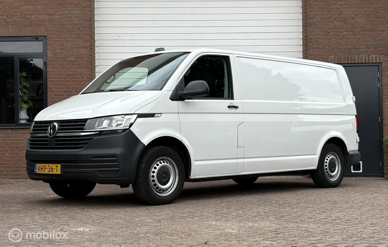 Volkswagen Transporter - 2.0 TDI L2H1 Airco Carplay Trekh Camera - AutoWereld.nl