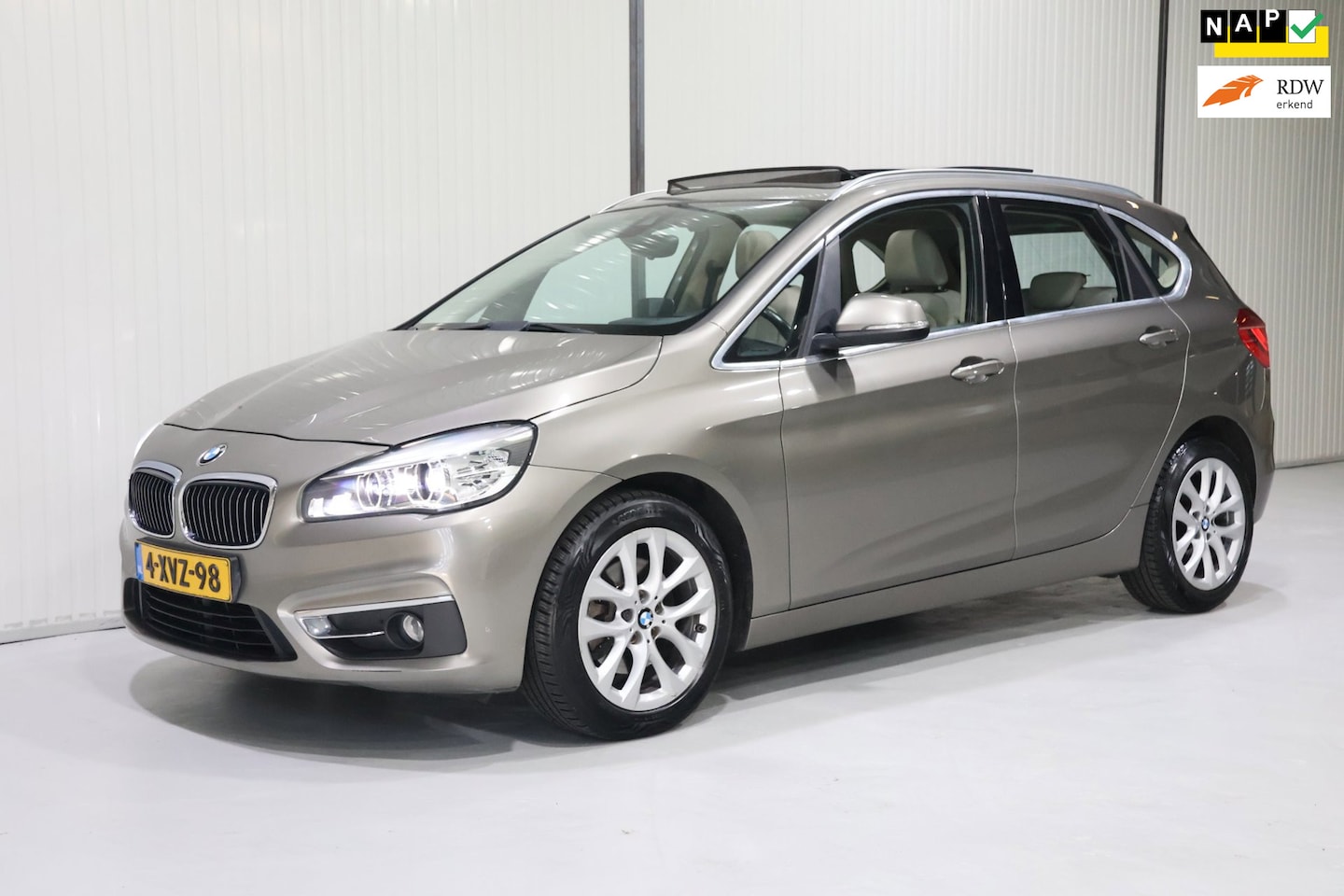 BMW 2-serie Active Tourer - 218i High Executive PANO - LED - NAVI - CLIMA - LEER - NWE APK. - AutoWereld.nl