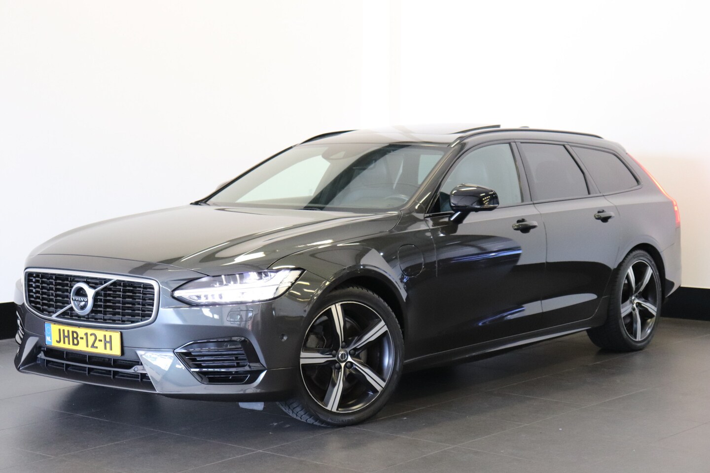 Volvo V90 - 2.0 T8 AWD R-Design 391PK | Pano | H&K Audio | Head Up | Memory | €31.900,- Incl. BTW. - AutoWereld.nl