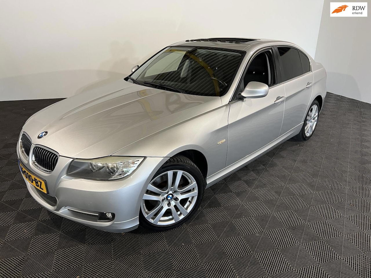 BMW 3-serie - 320i High Executive PANO CARPLAY NAVI PSENSOR CRUISE 2 X SLEUTELS - AutoWereld.nl