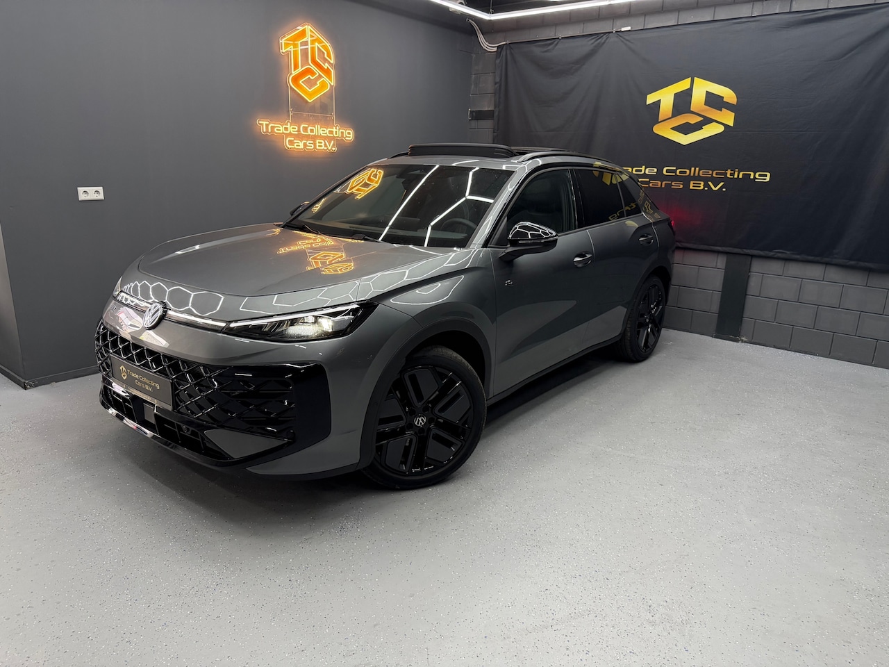 Volkswagen T-Roc - 1.5 eTsi R-Line First Edition Pano-IQ-KEYLESS-CAM-CARPLAY-ACC - AutoWereld.nl